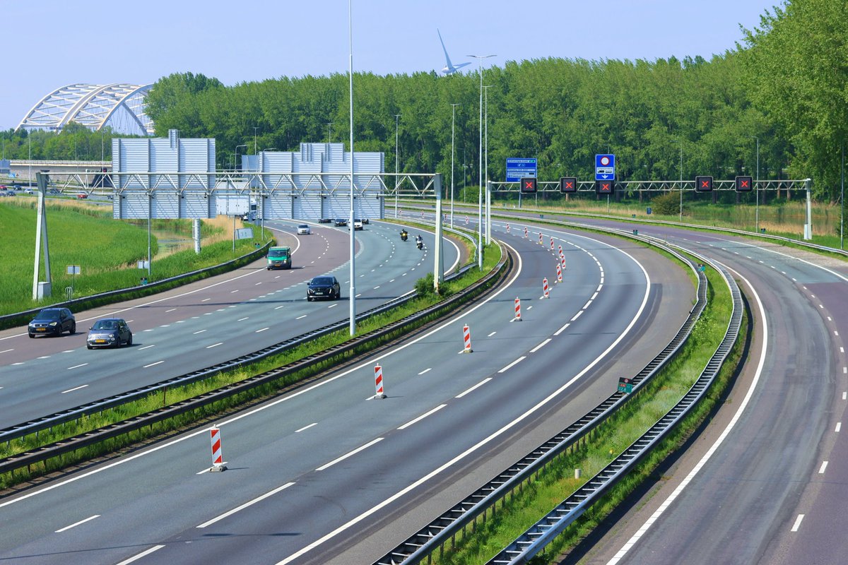 Beverwaard_Nu's tweet photo. Temperatuur loopt al aardig op boven het wegdek van de A16! Petje af voor deze bikkels, 13 mei moet de klus klaar zijn. Bedrijf West bv is de Cornelis van Beverenbrug aan het conserveren. Het Kleine Zwaantje op Zuid-Oost https://t.co/wKTjo7bP6Z