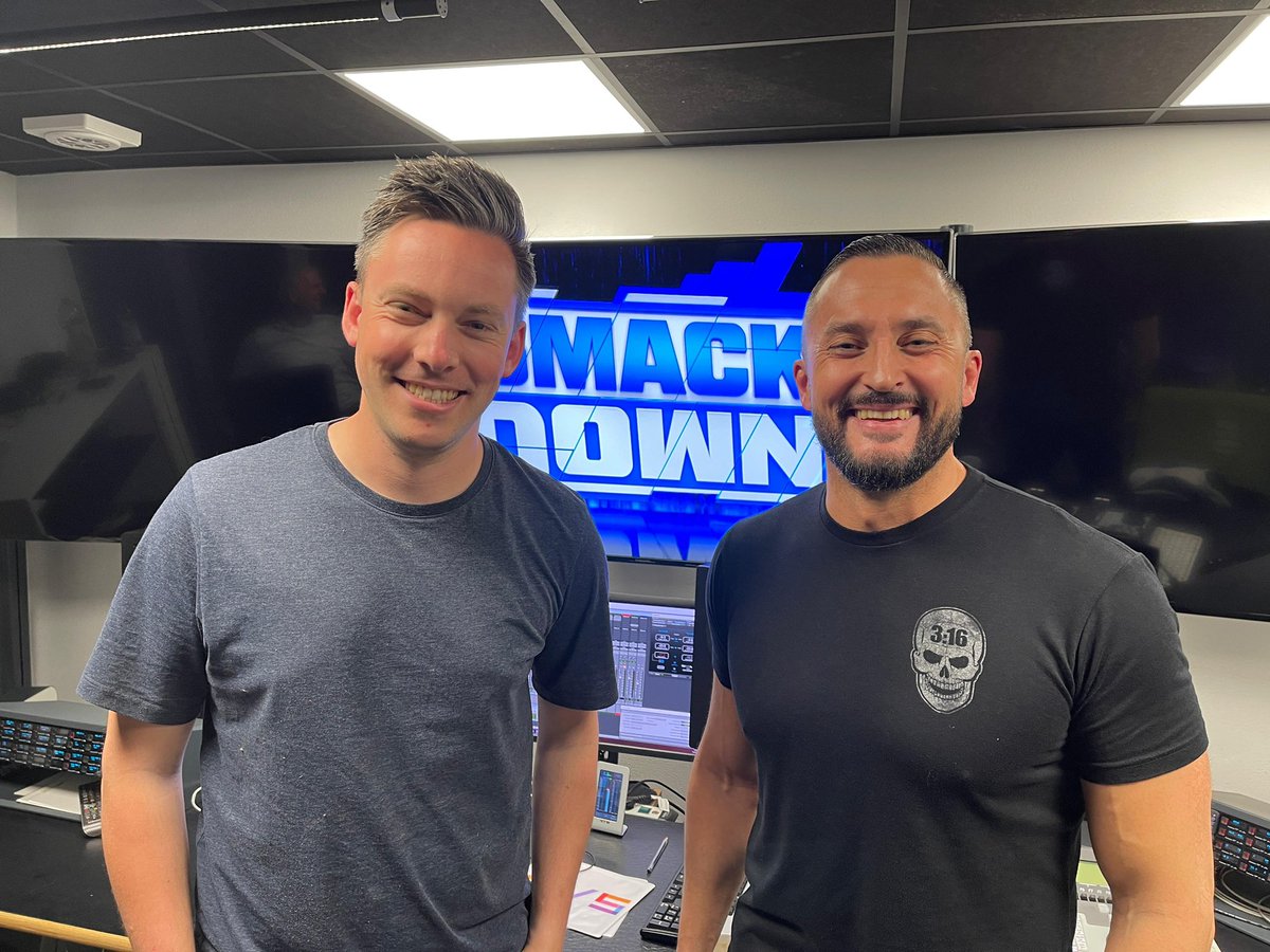 Kurz nach 22 Uhr läuft #SmackDown auf @ProSiebenMAXX! Unser Team präsentiert heute Abend sieben Matches, denn die #WWEKingAndQueen Turniere gehen weiter. 👑 @ManuThiele & ich freuen uns auf euch! ✊🏽 #maxxWWE #WWE #WWEDeutschland