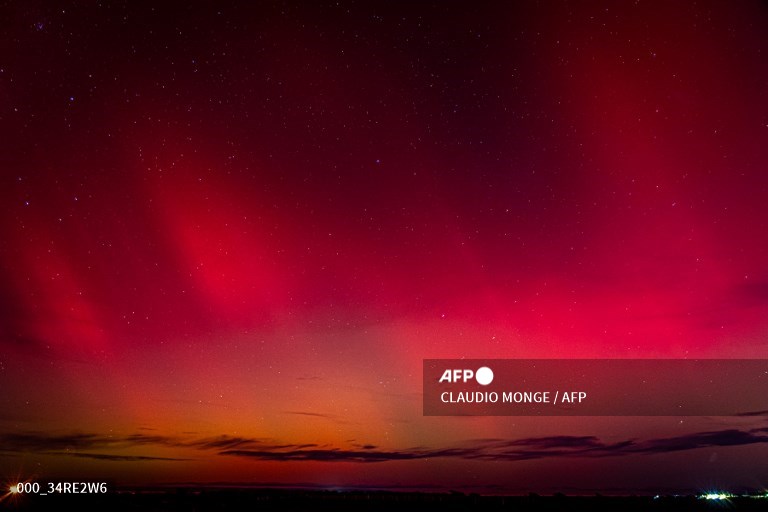 First 'extreme' solar storm in 20 years brings spectacular auroras. #AFP 
📸 Alexis Delelisi
📸Claudio Monge