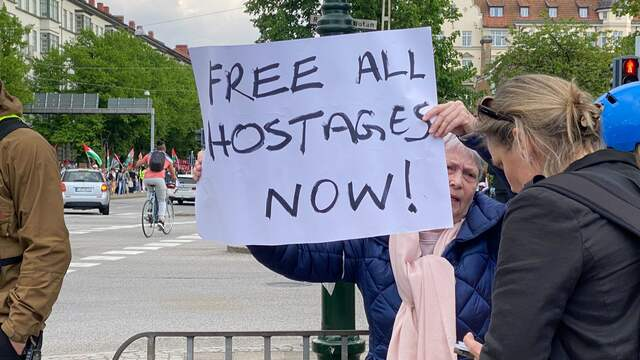Lotta - dagens hjälte:

"Plötsligt står en kvinna vid sidan av demonstrationståget och håller en skylt med ett helt annat budskap: ”Free all hostages now!”, ”Frige alla gisslan nu!”.

Syftandes på de i gisslan som inte är frisläppta eller döda, av de omkring 250 stycken som