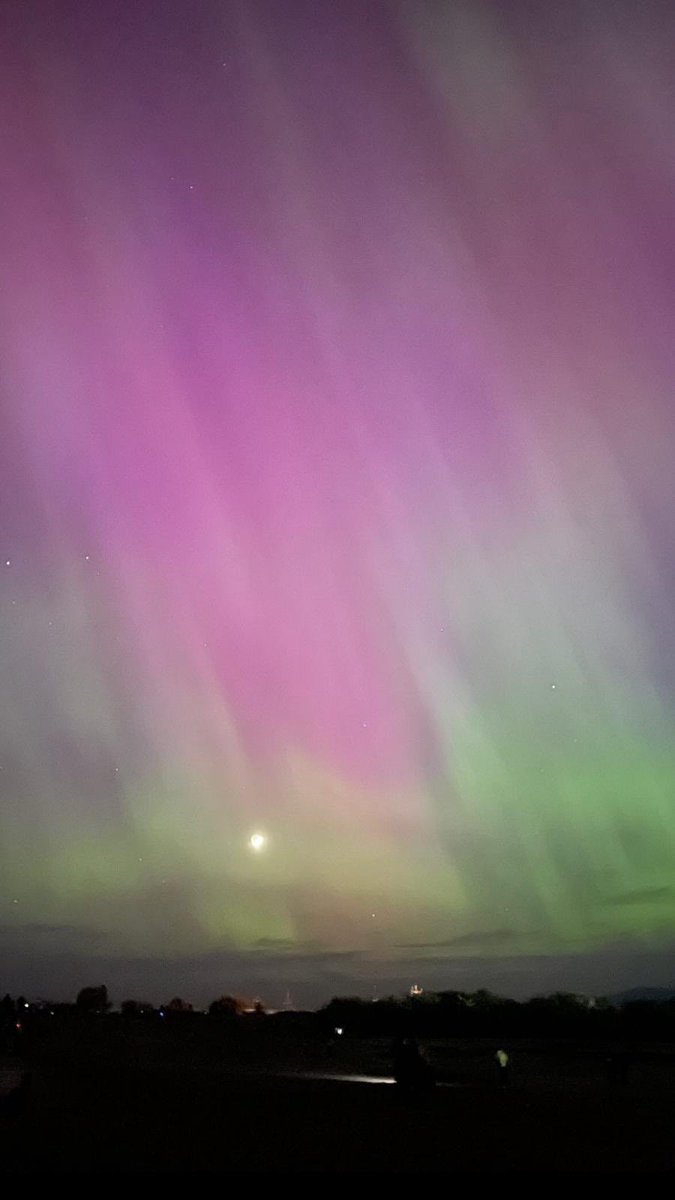 Northern lights dancing in the metro Vancouver sky.
#Auroraborealis #northenlights #aurora