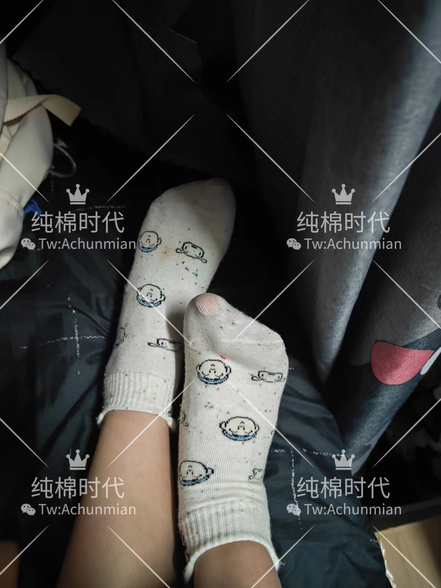 chunmianVIP's tweet photo. 因为运动量打开导致袜子的足尖部位都快磨光了
更是在足尖部位又酸又粘 全靠这一双软糯红润的玉足啊 每天都在坚持泡脚 却依旧拦不住阵阵散发出来的酸臭 已经被舍友们集体讨伐好几次了 但是为了挣零花钱 还是不得不忍受舍友们的白眼继续穿这双发硬的袜��� https://t.co/Q0qV8ixOoh