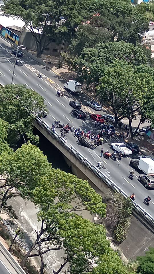 #AFF/#AGCG - Vehículo volcado a la altura del Puente La Yerbera sentido Oeste. Autoridades en el lugar ya levantando el accidente. 12:20p.m #TrafficCenter