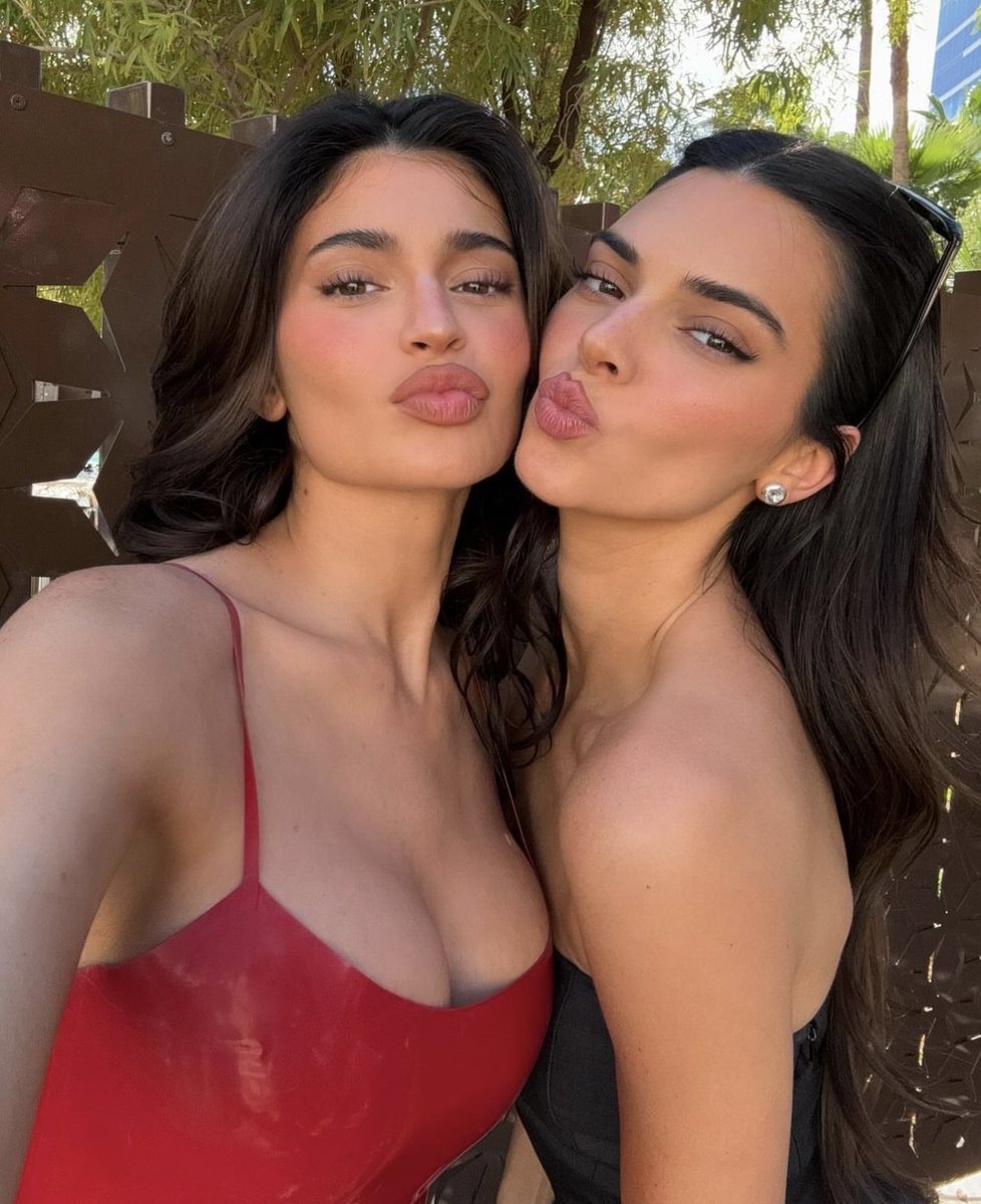 Kylie and Kendall Jenner 📸