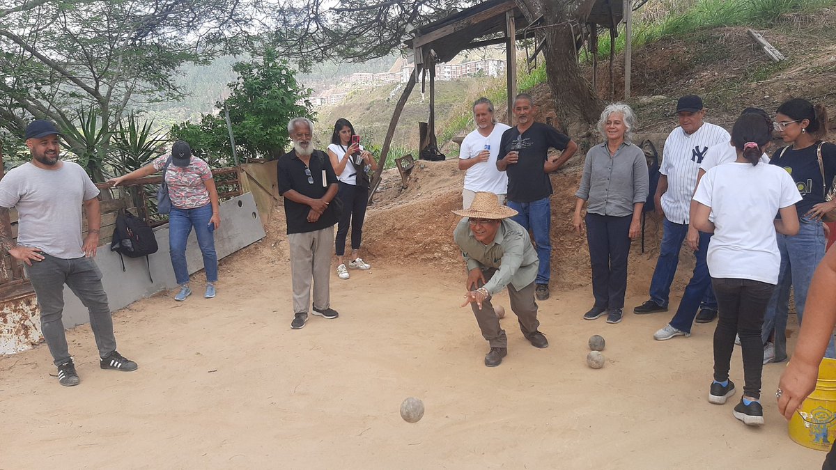 Plural_Vzla's tweet image. En el sector Las Brisas de La Palomera, la comunidad se anima en las canchas de bolas criollas. @ForoCivicoVzla @caracasapie @LaboCiudadano @CiudLab @La_Guarura