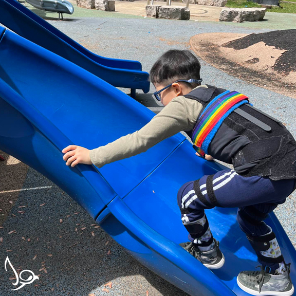 It's perfect weather for physical therapy at the park! #eyaslanding #westloop #chicago #pediatrictherapy #therapyprogram #therapyclinic #skillbuilding #learningthroughfun #therapy #allsmiles #smiles #happy #fun #physicaltherapy #physicaltherapist #pt #park #playground #slide