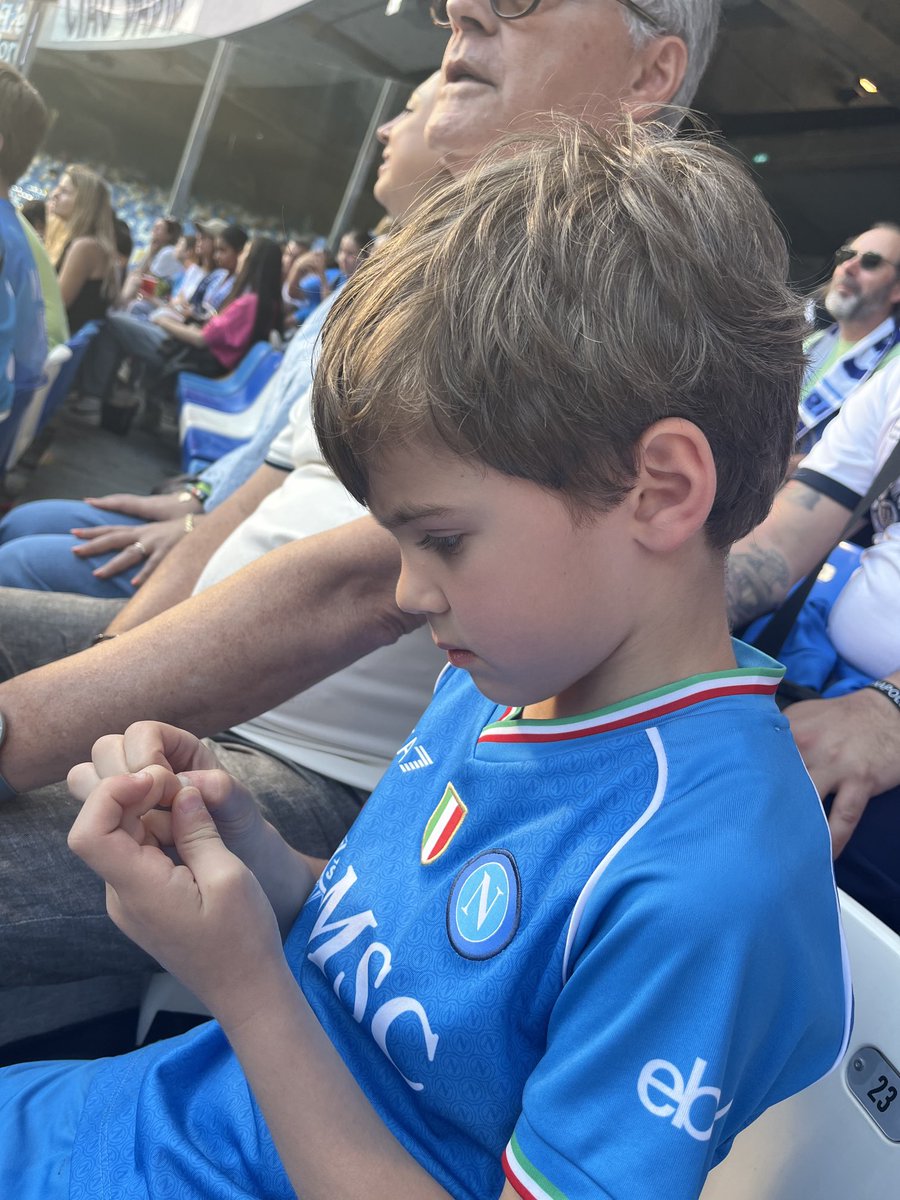 E’ giusto che un bambino stia così per il #Napoli che perde?

#NapoliBologna. 0-2