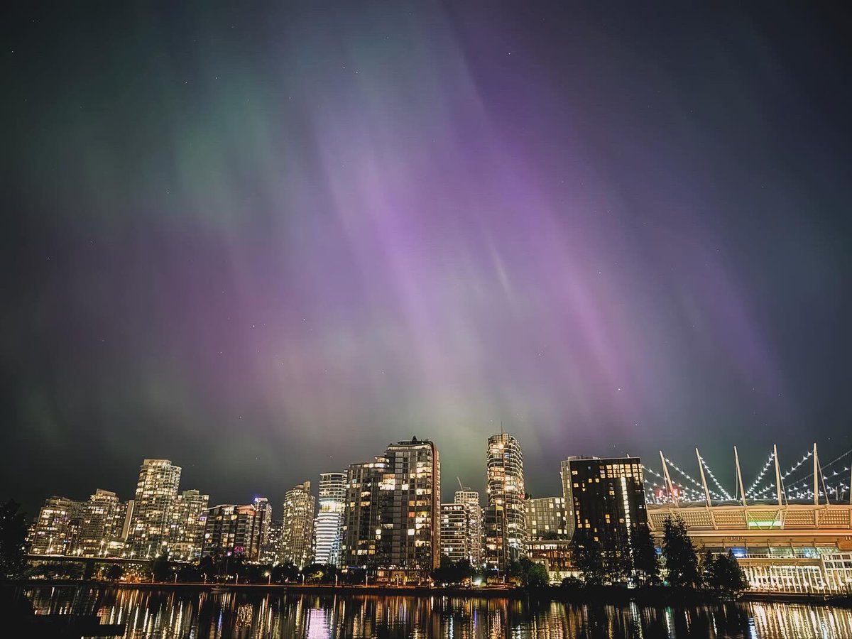 Had the most magical experience witnessing the #Auroraborealis for the first time! Nature's wonders never cease to amaze. Feeling incredibly lucky and humbled to have caught this stunning spectacle in our city's skies! 🌌#Vancouver