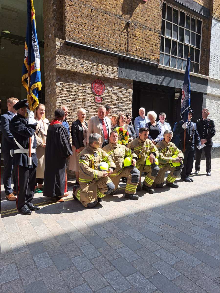 KennethRaven10's tweet image. Red Plaque Unvailing Today at Langley St  Covent Garden