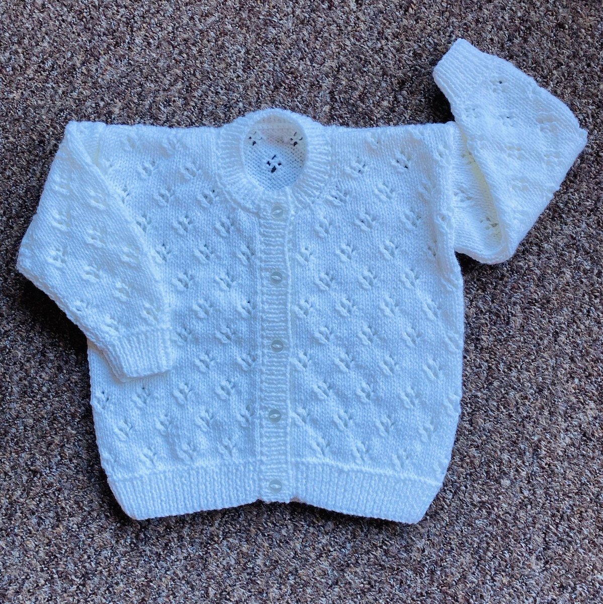 🌷🌸Wrap your baby up nice and snug with this pretty #handmade #baby cardigan.🌼🌻 bitzas.etsy.com/listing/217546… #firsttmaster #atsocialmedia #UKHashtags #northwestUK #MHHSBD