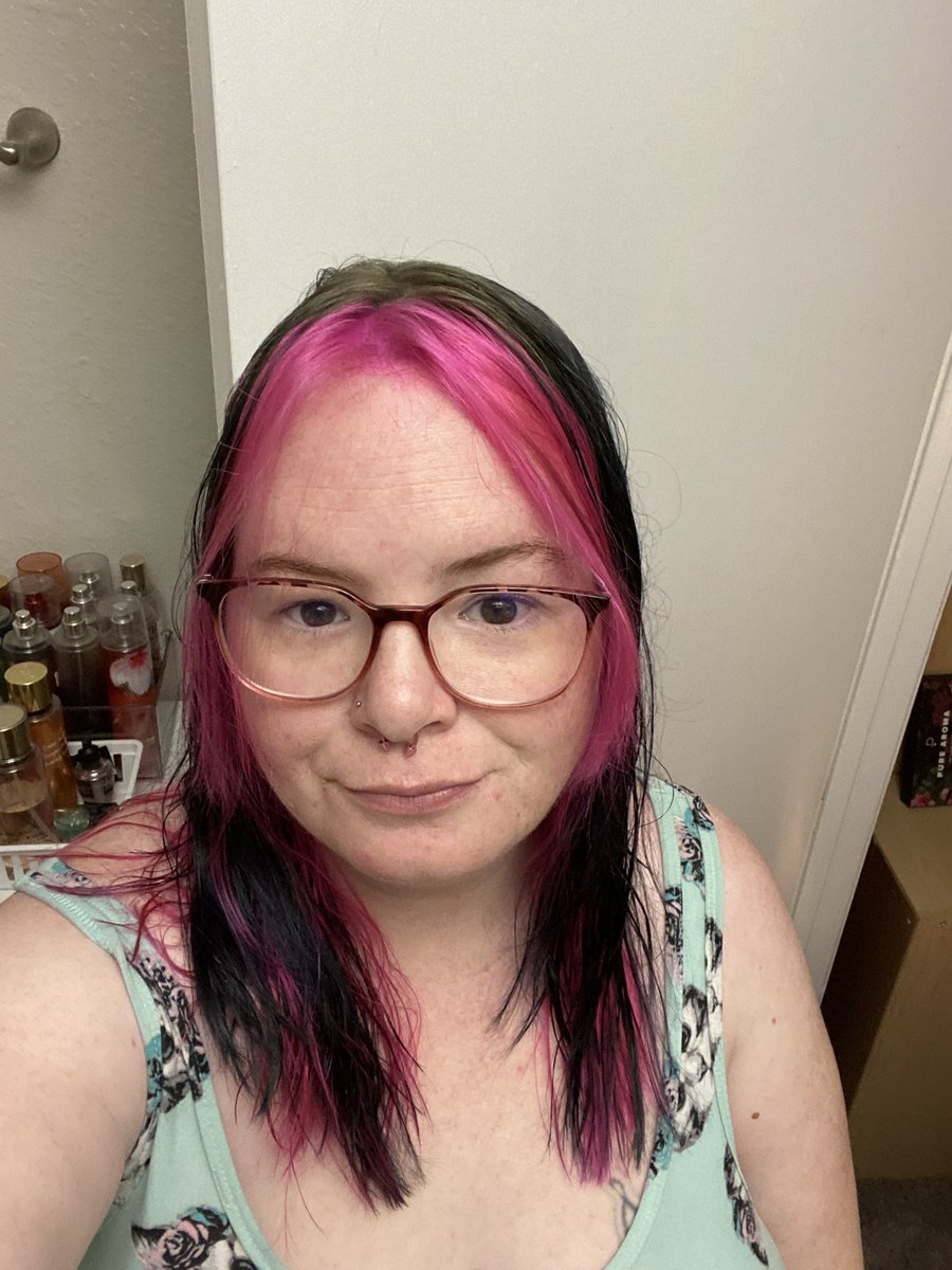 twilight_aries's tweet photo. Dyed my hair a couple days ago, halo style 😍 I love how it came out. 🥰 Transylvania from #arcticfox and Neon Pink from #iroiro. 

#halodye #dyedhair #newhairwhodis https://t.co/8ze3SLdE18