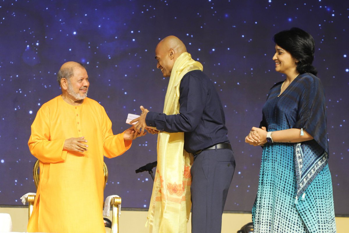 Swamy Tejomayanda (@Tejomayananda) felicitates Captain Prashanth B Nair, one of the four test pilots selected for India’s maiden manned space mission Gaganyaan at the Chinmaya Sankaram in Kochi. Nair's wife Lenaa looks on.  @ChinmayaMission @Chinmaya_VV @xpresskerala