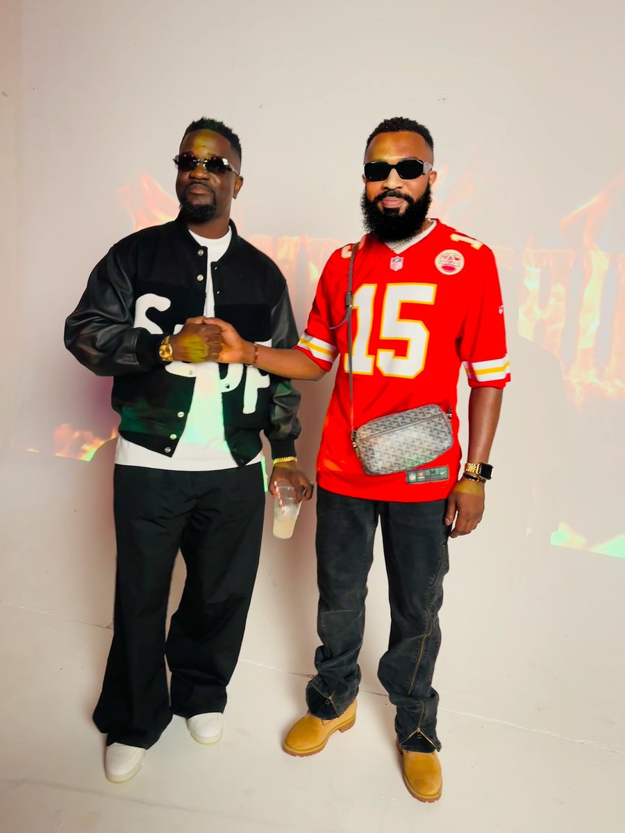 I got invited to landlord’s  🇬🇧  @sarkodie 👑🦅   The championship mixtape private listening  … fam 🤯 #BRAG  Africa # 1 🐐
