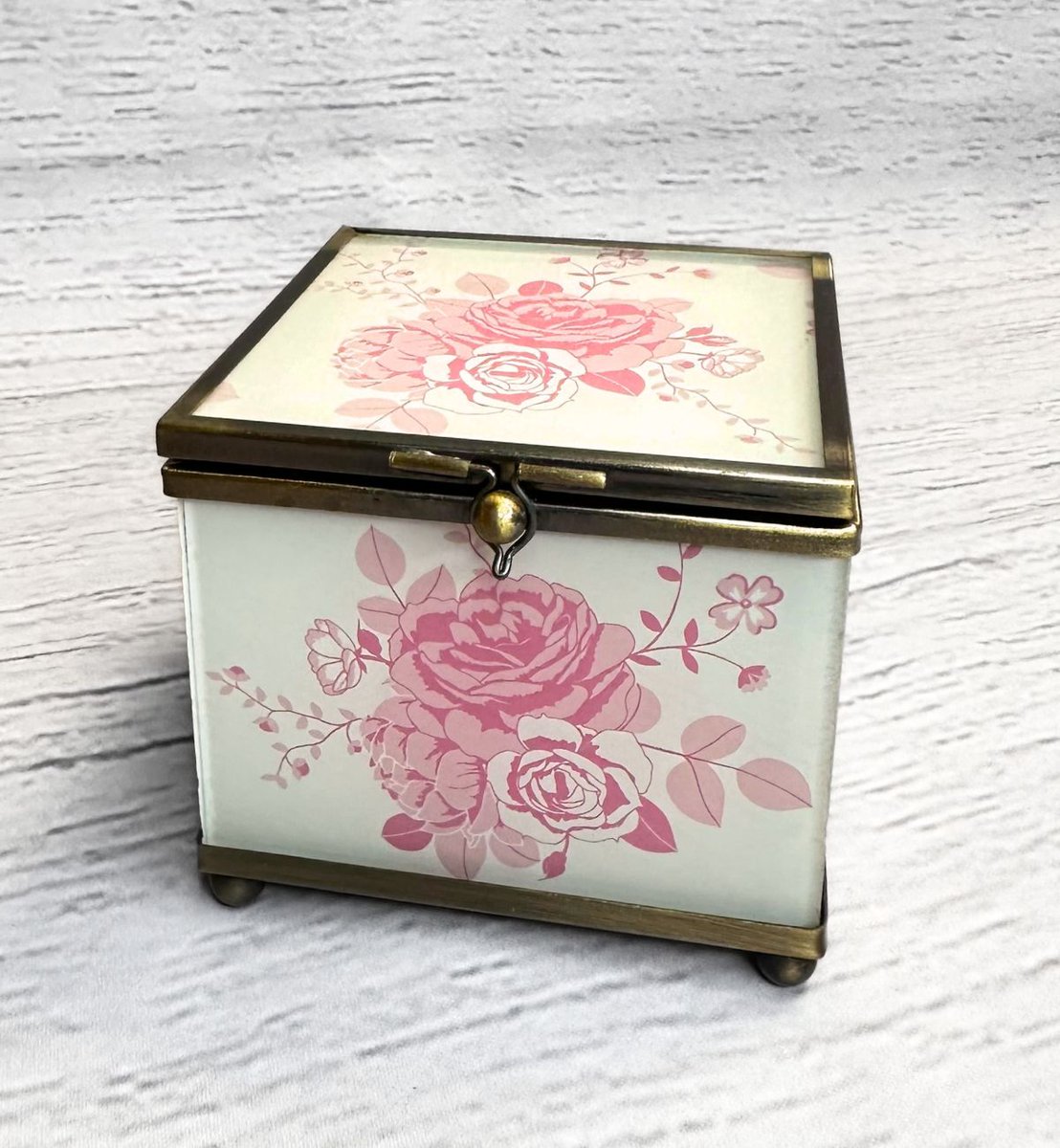 Vintage Trinket Box | Vintage Pink Rose Glass Trinket Box
 myvintage.uk/product-page/v… #vintage #retro #collector #collectibles #Trinketbox #Uniquegifts #giftsforher #giftsformom #giftideas #props #jewelrybox #jewellerybox