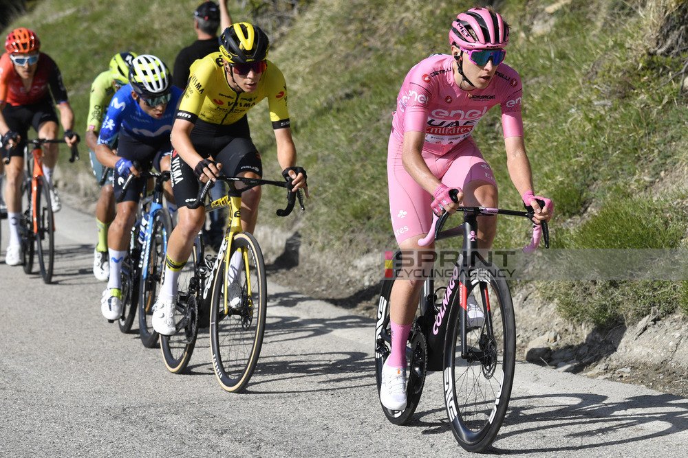 The support that Visma LAB sent to the #GirodItalia for Cian is honestly embarrassing. Half the team for a sprinter who can't sprint and rest of the team filled up with climbers that can't climb. 2km into final climb nobody is left to help, what the fuck is this? 📸@SprintCycling