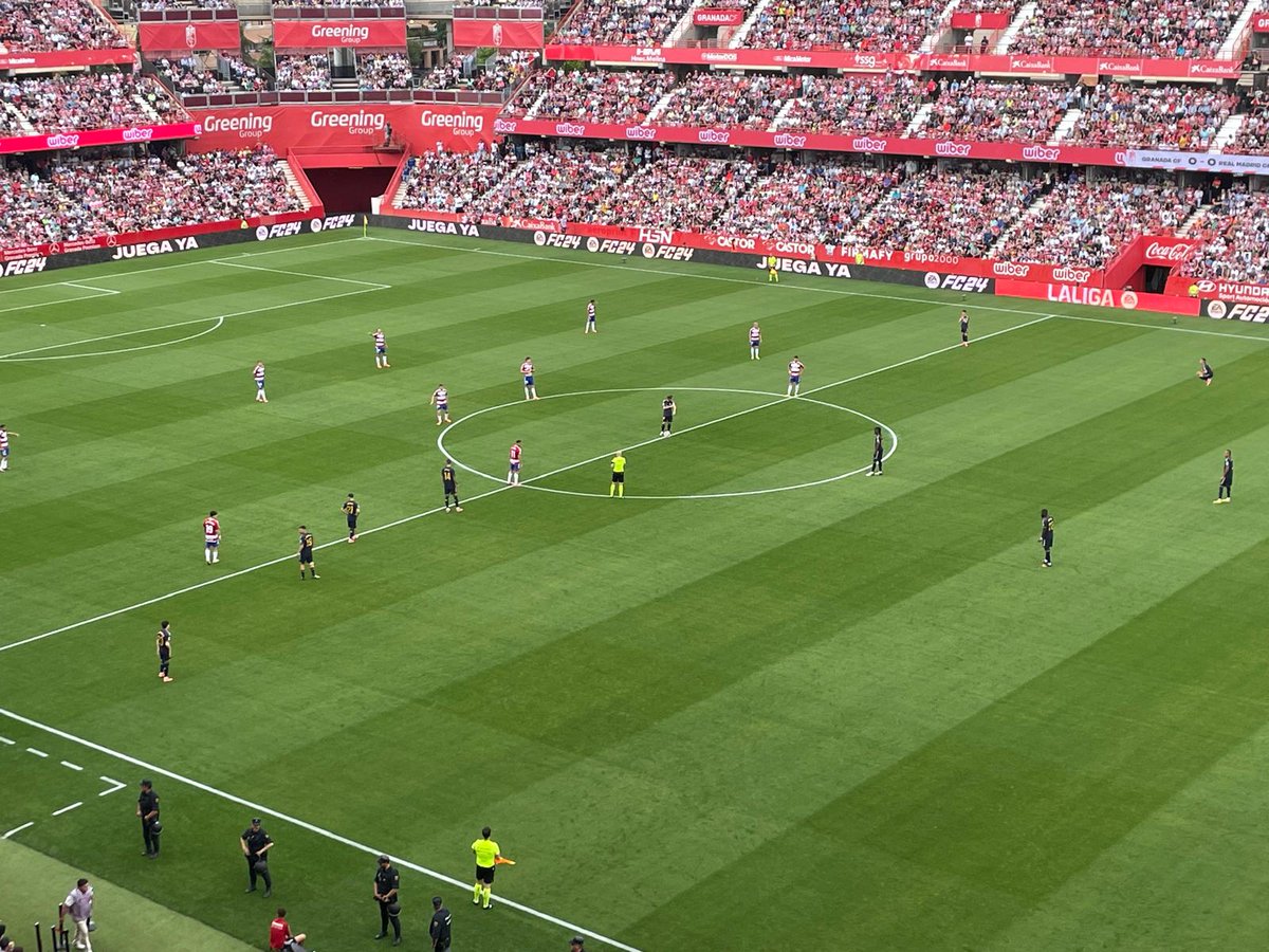 ⚽ Rueda el balón en Los Cármenes 🔴⚪️ @GranadaCF 0 🆚 ⚪️⚪️ Real Madrid 0 #GranadaRealMadrid #LaLigaEASports 📲 670940200 📻 @CanalSurRadio 🌐 csur.red/lXez50RCpsN 📱 App