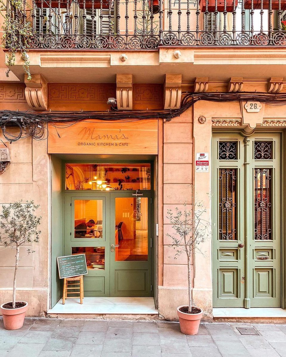 El barrio de Gràcia y el encanto de sus calles... 😍
📸 itsxaviripoll (IG)
#visitbarcelona