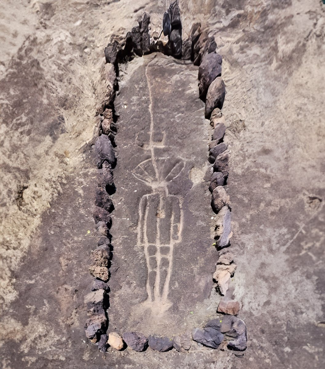 12,000 years ago: man questions his arrival.

Ratnagiri petroglyph shows figure emerging from lightning bolt, resembling ancient astronaut.

Petroglyph's survival depends on @MinOfCultureGoI & @ASIGoI.

#Archaeology