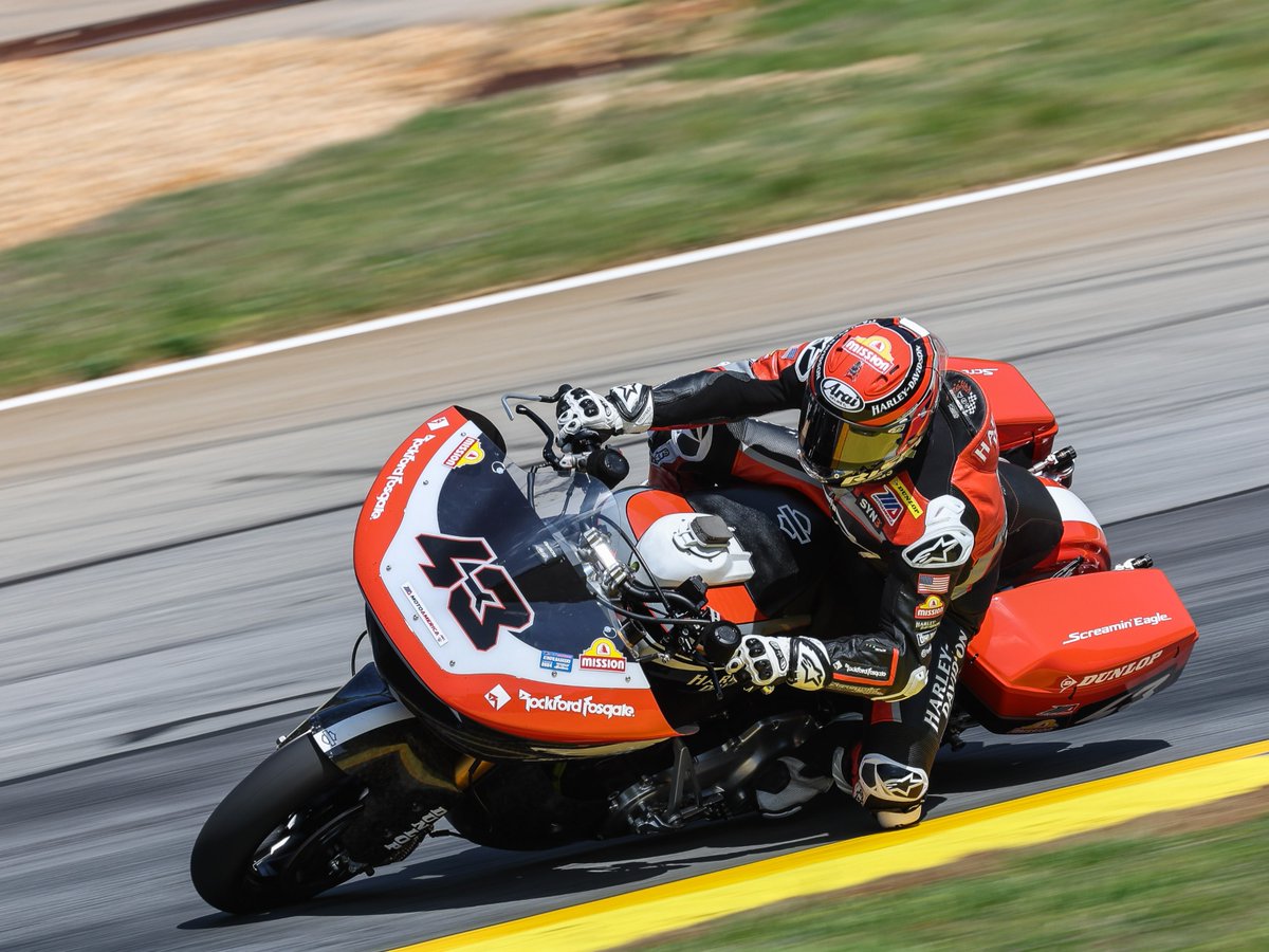 Saturdays are for the hogs. 🐷 @JamesRispoli | @harleydavidson | #harleydavidson #baggers