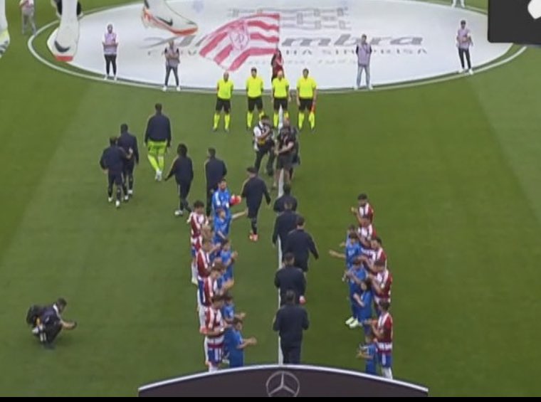 Granada got relegated two hours ago, yet they still gave Real Madrid the guard of honour for winning La Liga title.

Respect! 🤍🤝