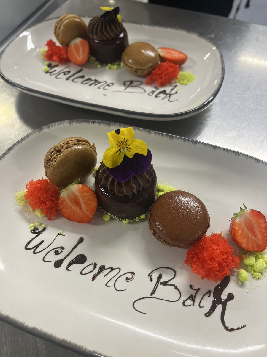 We just love welcoming back our regular guests to their “home from home” - stunning work by our pastry team 🧁 #thebrehonway #warmwelcome