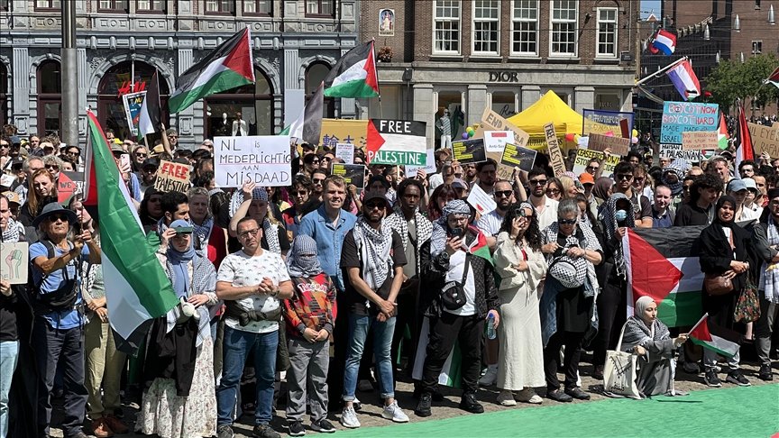 Hollanda'nın başkenti Amsterdam'da yaklaşık 15 bin kişi, Nekbe (Büyük Felaket) ve İsrail'in Gazze'deki saldırılarını protesto etti.