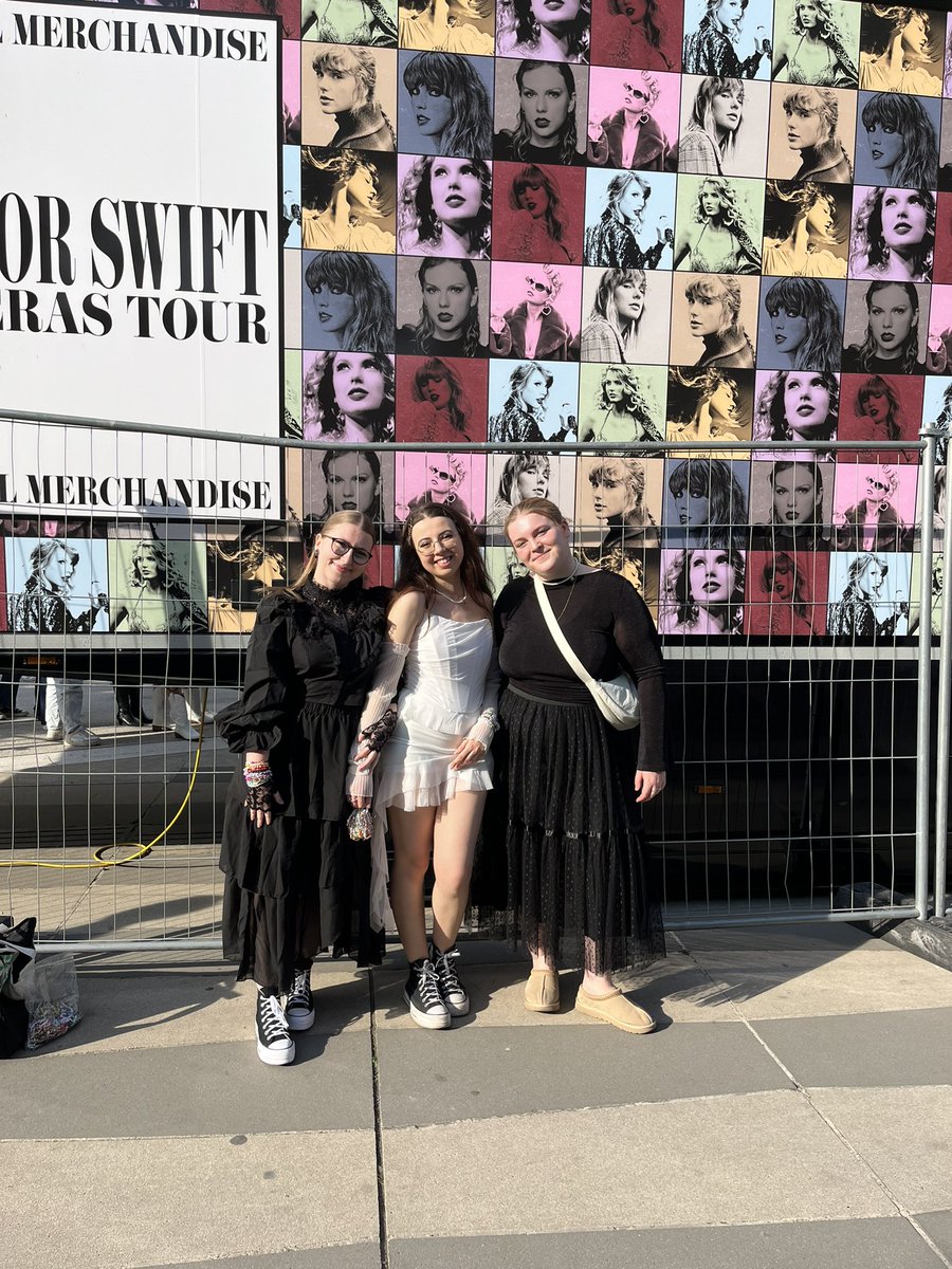 Guess our era for night3!🖤🤍 @taylornation13 #ParisTSTheErasTour