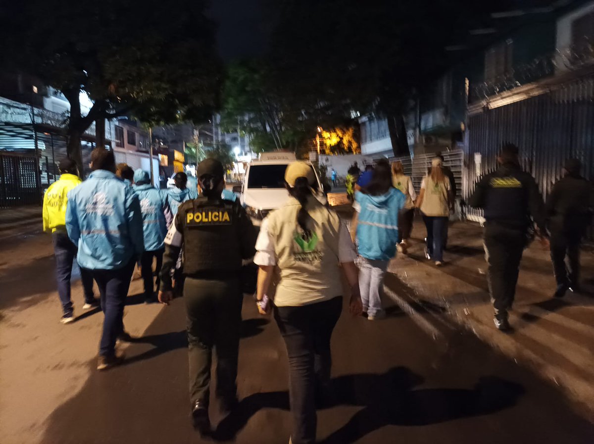 lilisarria's tweet photo. #EsDelito @ICBFColombia Valle, en el marco de la estrategia #EsDelito con @Infanciayadolesc @PoliciaCali @SeguridadCali @personericali en operativo de sensibilización e información sobre la Explotación Sexual Comercial de Niños, Niñas y Adolescentes ESCNNA en el centro de Cali https://t.co/koecI9GAuQ