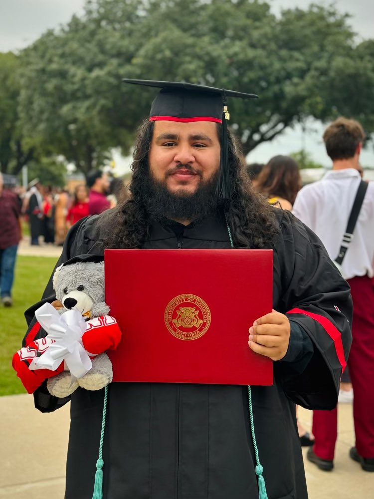 Chomper2012's tweet photo. Life update! I did it my way, and in God’s time, but I did it! @UHVictoria @UHVAlumni #UHV #UHVAlumni https://t.co/zTa32ZRqqx