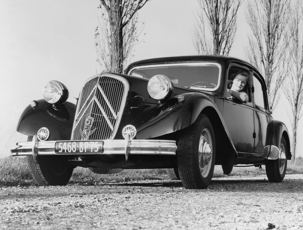 Cette année nous fêtons les 90 ans de cette vénérable grand mère qu'est la Citroën Traction. 
Ici en 15/6, la reine de la route. 🥰🇨🇵
