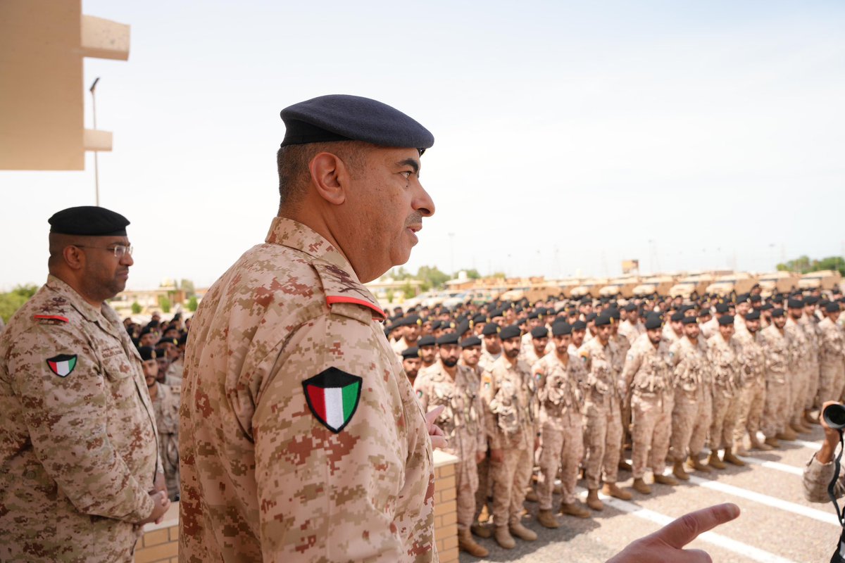 KuwaitArmyGHQ's tweet photo. #سعادة_رئيس_الأركان_العامة_للجيش :

- رجال القوات المسلحة  يبذلون الغالي والنفيس لحماية تراب الوطن تحت ظل قيادة حضرة صاحب السمو أمير البلاد القائد الأعلى للقوات المسلحة حفظه الله ورعاه. 

- ⁠الجيش الكويتي هو السد المنيع والسيف الرادع في مواجهة التحديات الداخلية والخارجية. 

جاء ذلك خلال الجولة التفقدية التي قام بها سعادته إلى لواء صالح المحمد الآلي /94

#الجيش_الكويتي