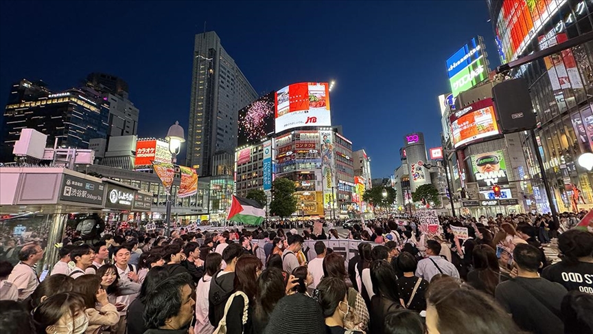 Japonya'nın başkenti Tokyo'da, İsrail'in Gazze'deki yoğun saldırılarını protesto etmek ve Filistinlilere destek amacıyla 'İntifada Yürüyüşü' düzenlendi.