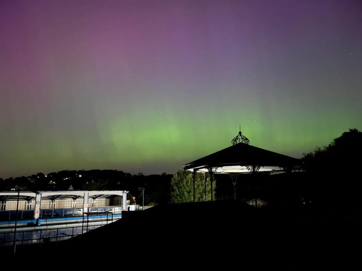 What a beautiful image of the Nortthern Lights over Hathersage Pool, with the lovely bandstand silhouetted against the sky. Any more lido aororae to share? 📷 via Hathersage’s Facebook page - photographer as yet unknown.