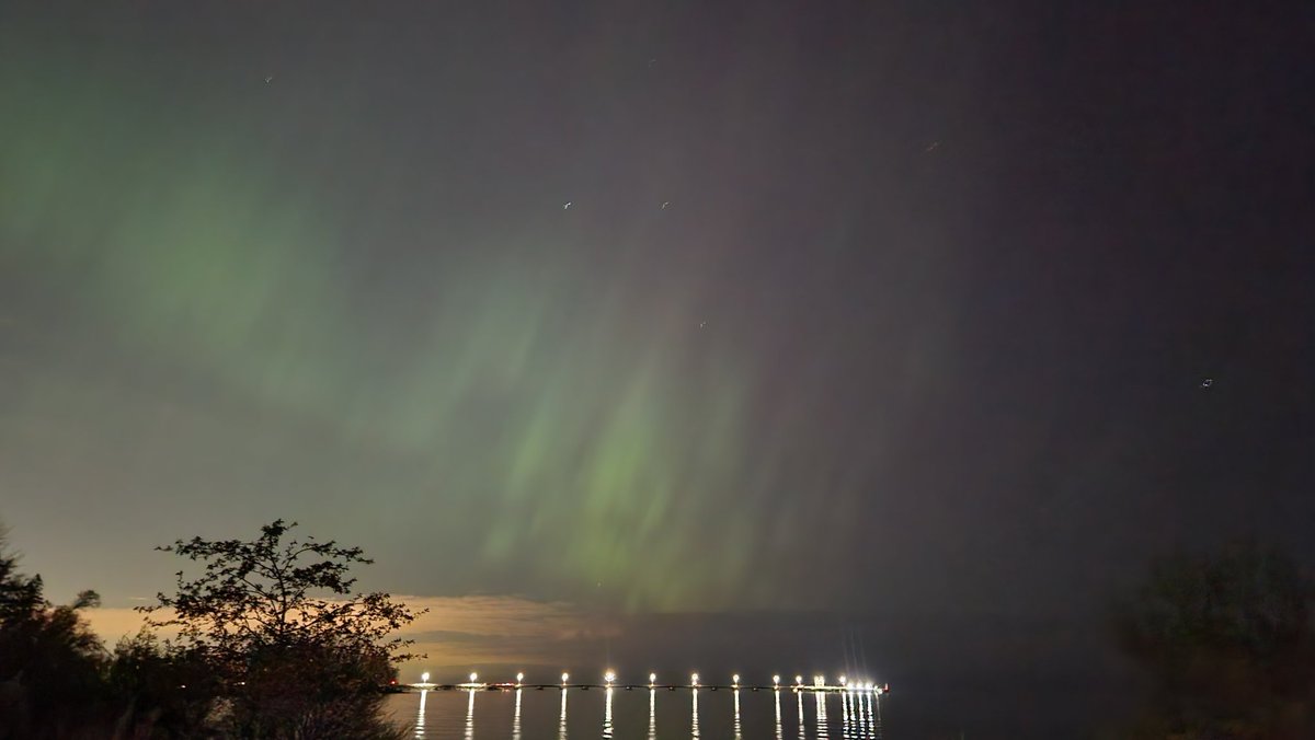 Edina87's tweet photo. Northern Lights over Lake Ontario last night! #Auroraborealis #NorthernLights #bucketlistchecked https://t.co/ZGX3UNSj3N