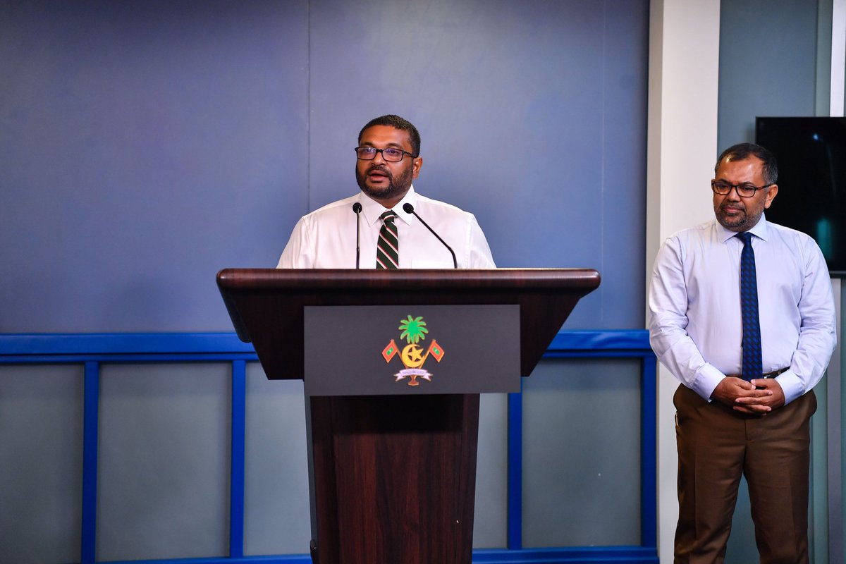 MoDmv's tweet photo. ރައީސުލްޖުމްހޫރިއްޔާ ޑރ. މުޙައްމަދު މުޢިއްޒުގެ ރިޔާސީ ވަޢުދާ އެއްގޮތަށް، ރާއްޖޭގައި ތިބި އިންޑިއާ ސިފައިން ފޭބުމުގެ ވަޢުދު ހާސިލްވުމާ ގުޅިގެން ބޭއްވި ޕްރެސް ކޮންފަރެންސްގައި، ދިފާޢީ ވަޒީރު އޮނަރަބަލް މުޙައްމަދު ޣައްސާން މައުމޫން ބައިވެރިވެވަޑައިގެން މަޢުލޫމާތު ދެއްވައިފި. 

ދިފާޢީ ވަޒީރުގެ އިތުރުން، ޚާރިޖީ ވަޒީރު އޮނަރަބަލް މޫސާ ޒަމީރާއި، އެމްބެސެޑަރ އެޓް ލާޖް ޢަލީ ނަޞީރު މުޙައްމަދާއި، ޗީފް އޮފް ޑިފެންސް ފޯސް މޭޖަރ ޖެނެރަލް އިބްރާހީމް ޙިލްމީ މި ޕްރެސް ކޮންފަރެންސްގައި މީޑިއާއަށް މަޢުލޫމާތު ދެއްވި.
@presidencymv 
@MoFAmv 
@MNDF_Official