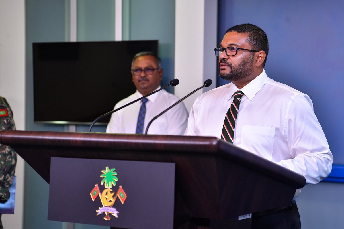 MoDmv's tweet photo. ރައީސުލްޖުމްހޫރިއްޔާ ޑރ. މުޙައްމަދު މުޢިއްޒުގެ ރިޔާސީ ވަޢުދާ އެއްގޮތަށް، ރާއްޖޭގައި ތިބި އިންޑިއާ ސިފައިން ފޭބުމުގެ ވަޢުދު ހާސިލްވުމާ ގުޅިގެން ބޭއްވި ޕްރެސް ކޮންފަރެންސްގައި، ދިފާޢީ ވަޒީރު އޮނަރަބަލް މުޙައްމަދު ޣައްސާން މައުމޫން ބައިވެރިވެވަޑައިގެން މަޢުލޫމާތު ދެއްވައިފި. 

ދިފާޢީ ވަޒީރުގެ އިތުރުން، ޚާރިޖީ ވަޒީރު އޮނަރަބަލް މޫސާ ޒަމީރާއި، އެމްބެސެޑަރ އެޓް ލާޖް ޢަލީ ނަޞީރު މުޙައްމަދާއި، ޗީފް އޮފް ޑިފެންސް ފޯސް މޭޖަރ ޖެނެރަލް އިބްރާހީމް ޙިލްމީ މި ޕްރެސް ކޮންފަރެންސްގައި މީޑިއާއަށް މަޢުލޫމާތު ދެއްވި.
@presidencymv 
@MoFAmv 
@MNDF_Official