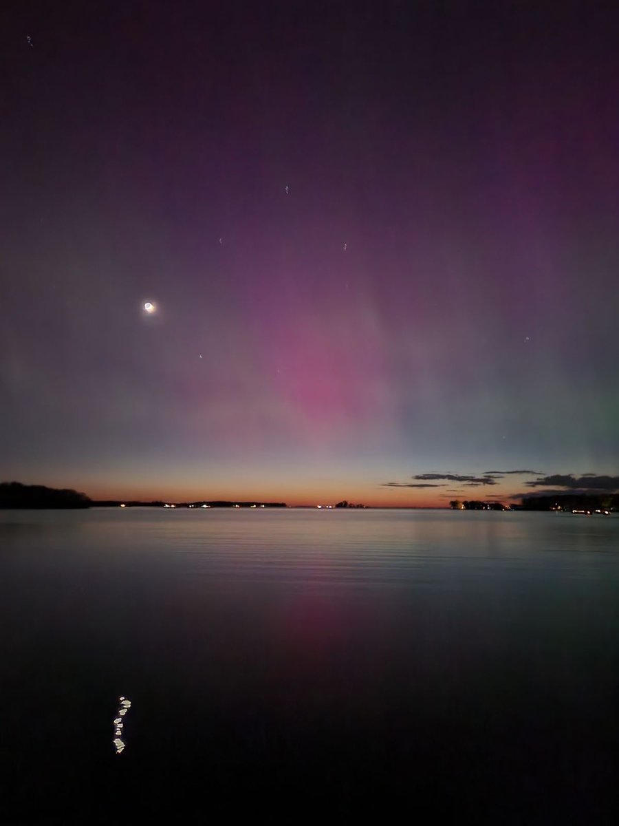 CoachJesseMoore's tweet photo. Last nights view of the #Auroraborealis in Minneapolis. #AuroraBoreal #auroreboreale #geomagneticstorm #solarstorm #NorthernLights https://t.co/Sk9WXnf5oA