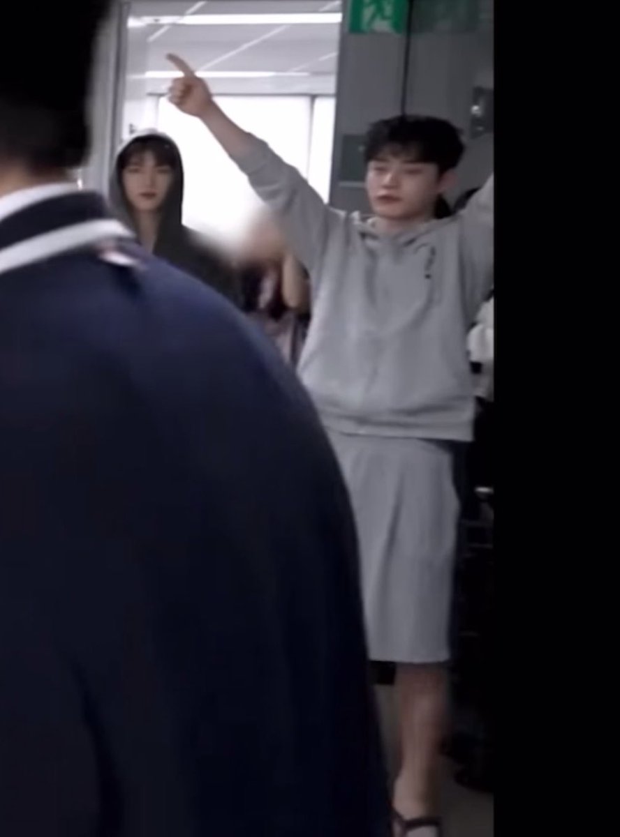 지우이 얌전히 박수 잘 치다가 갑자기 신나서 개큰 만세를 선사함 ㅠㅠㅠ