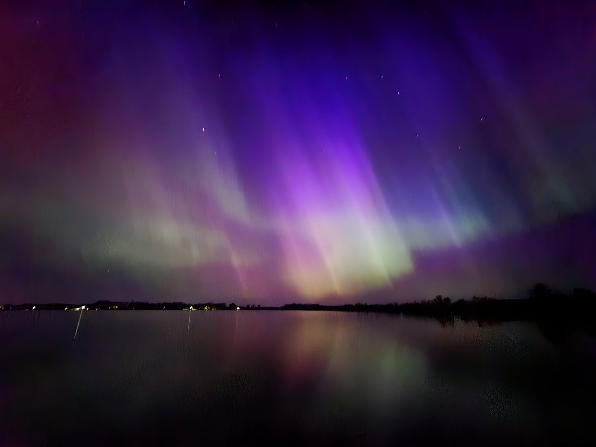 What a joy to see last night.  It changed from green at 1am to purple at 3am