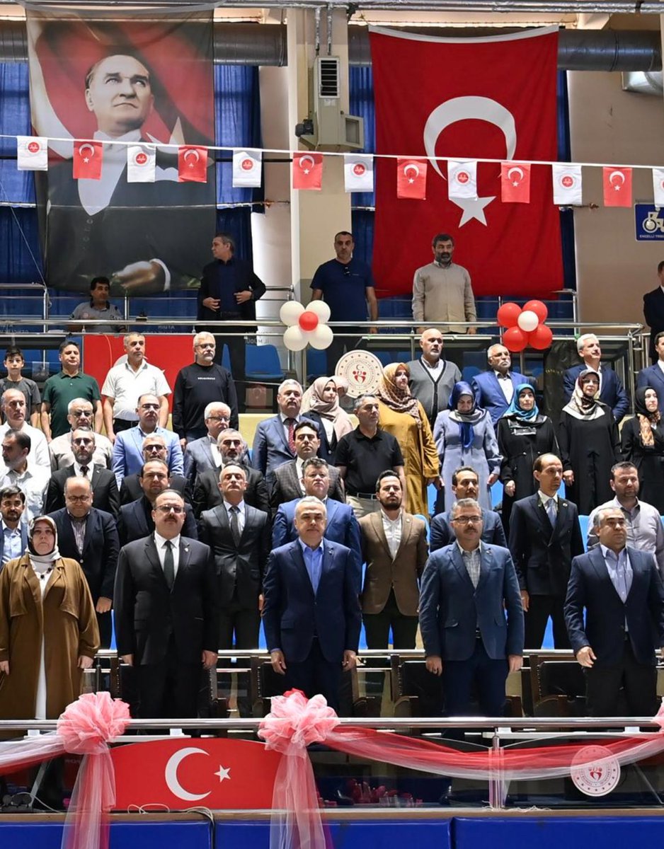 📍Mimar Sinan Spor Salonu

Aydın İl Müftülüğü Hafızlık İcazet Merasimine Valimiz Sn. Yakup CANBOLAT, Aydın Milletvekillerimiz Sn. Mustafa SAVAŞ ve Sn. Ömer ÖZMEN, İl Müdürümüz ve protokol mensupları katıldı.