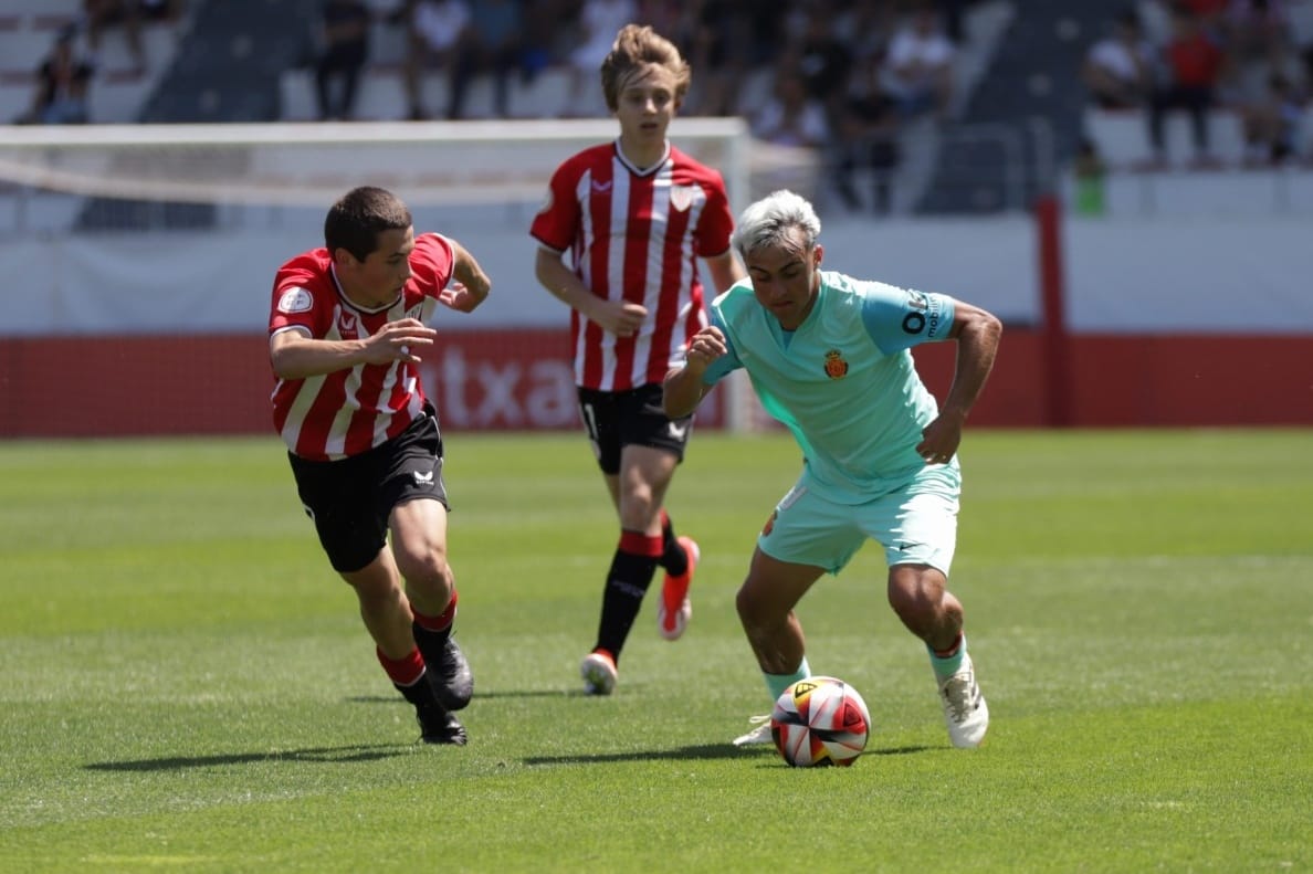 Final. Derrota per 1-0 a l'anada dels quarts de final de la Copa de Campions.