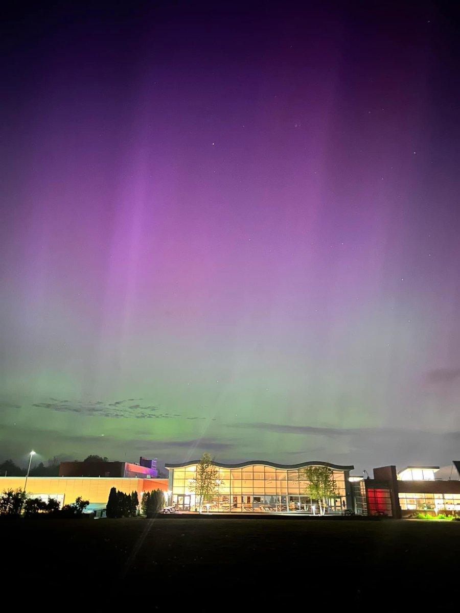 Catching a glimpse of the Aurora Borealis last night from behind Greene-Hills School…thank you for sharing this amazing pic!  Did you see the northern lights last night too? 🌌🔭🐊<a href="/GHillsGators/">Greene-Hills K-8 School</a> <a href="/BristolCTSchool/">Bristol Public Schools</a>