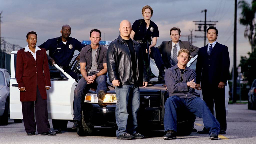 He visto por segunda vez completa The Shield y en mi opinion es mejor que The Wire.
Nunca entiendí porque nadie habla de esta serie, que es brutal.
Despúes de Los Soprano.  Vic y su gente , son mi serie favorita.
#series #theshield #axn