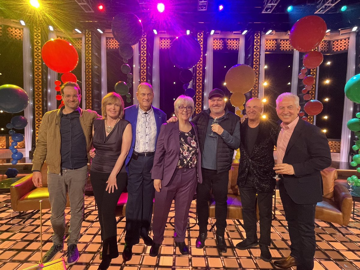 Some of the Season One team of <a href="/cbcdragon/">Dragons' Den 🐉</a> last night. 289 episodes and counting! Front Page Challenge and Gunsmoke territory. <a href="/kevinolearytv/">Kevin O'Leary aka Mr. Wonderful</a> <a href="/bostonpizza/">Boston Pizza</a> <a href="/Sonofhawkesbury/">TheTVBot</a> <a href="/DianneBuckner/">DianneBuckner</a>