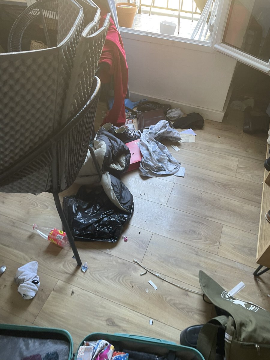 malpolly's tweet photo. je lui ai laissé mon appart pendant que j’étais en vacances, je suis rentrée il était dans cet état💀 https://t.co/VmvvHqR4Dx