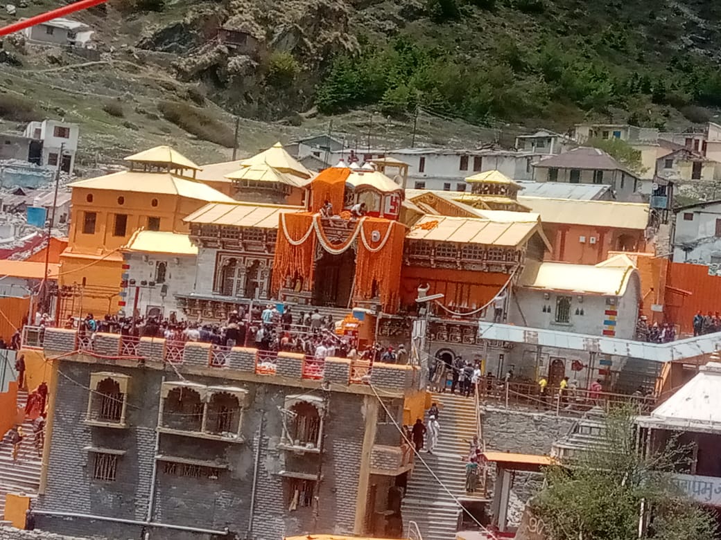 NRaathi's tweet photo. कल खुलने जा रहे भगवान बद्रीनाथ के कपाट, कल सुबह 6:00 बजे भगवान बद्रीनाथ के कपाट से धर्म के लिए खोल दिए जाएंगे। 
#chardham #badrinath #KedarnathDham #Kedarnath https://t.co/UdaurRg5v9