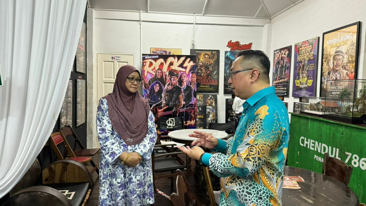 changlihkang's tweet photo. Hari ini saya sempat menziarahi Kak Intan, isteri kepada Allahyarham Mamat Khalid, seorang penulis dan pengarah filem yang telah banyak mencorakkan industri seni tanah air. 

Saya singgah di kafe Sarang Art Hub yang beroperasi di Tanjung Malim, Perak dan dibuka pada 2016. Kafe tersebut kini diusahakn oleh Kak Intan dan anak-anaknya. 

Saya kagum dengan kecekalan Kak Intan yang turut menawarkan perkhidmatan dan sokongan kepada pelajar-pelajar jurusan muzik dan seni  tradisional untuk membuat persembahan dan melebarkan sayap mereka dalam industri muzik.

Siapa yang datang Tg Malim lepas ni boleh la singgah di Sarang Art Hub!