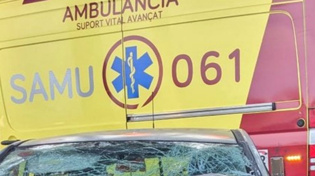 Dos personas han resultado heridas en la madrugada de este sábado en un accidente de tráfico ocurrido en la autopista de Inca, a la altura de Santa Maria. Noticia: canal4diario.com/2024/05/11/dos…