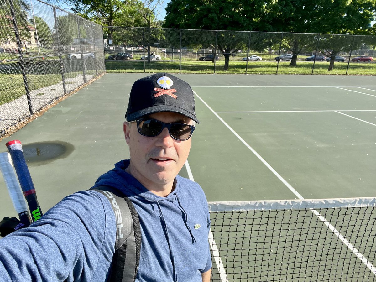 Early bird gets the corner court 🎾 here at FDR park. Beautiful morning, perfect weather