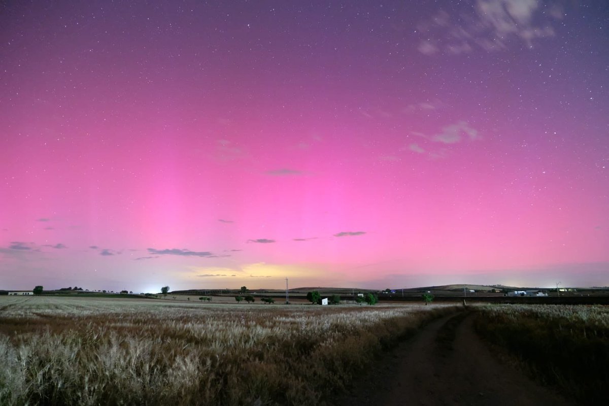 mi_escapada's tweet photo. Auroras boreales, Provincia de Ciudad Real. https://t.co/ZKVWAk13NE